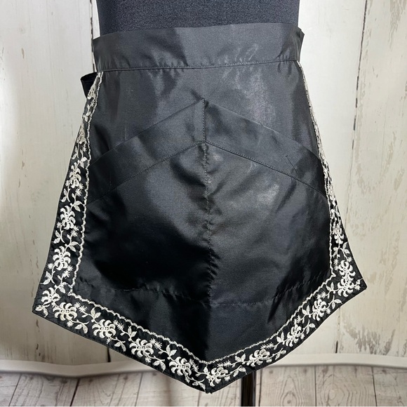 Vintage Queen Brand by Gruen Co. Cocktail Hostess Half Embroidered Apron - Picture 2 of 16